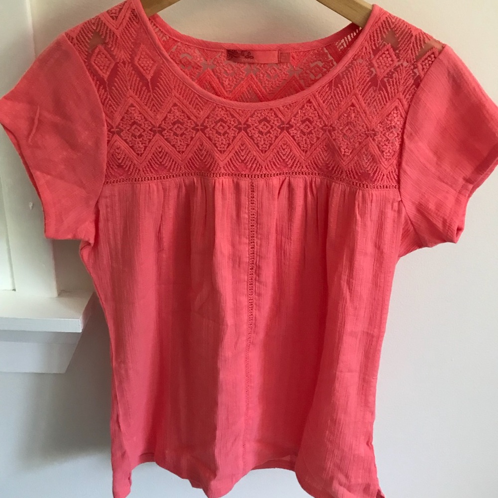 Short sleeved coral shirt.